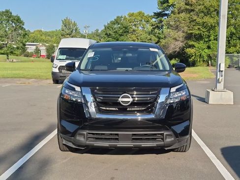 Used 2025 Nissan Pathfinder SV FWD image 3