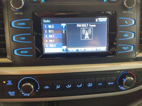 Used 2018 Toyota Highlander LE FWD image 25