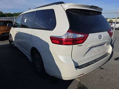 Used 2018 Toyota Sienna XLE Premium FWD image 3