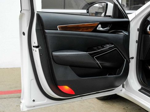 Used 2019 Kia Cadenza Premium image 45