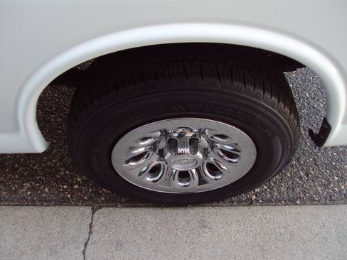 Used 2010 Chevrolet Express 1500 AWD image 30