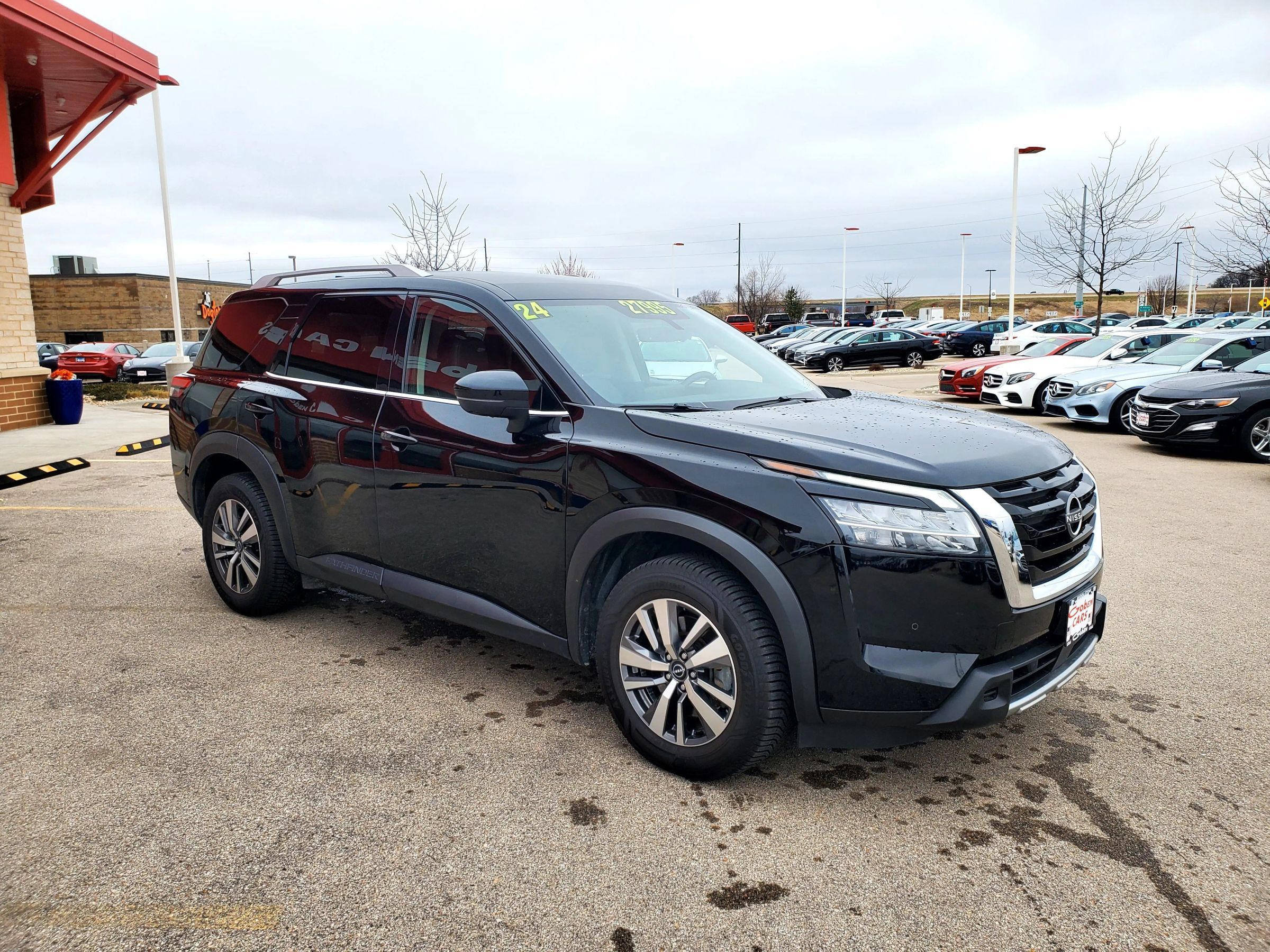 Used 2024 Nissan Pathfinder SL w/ Cargo Package FWD image 3
