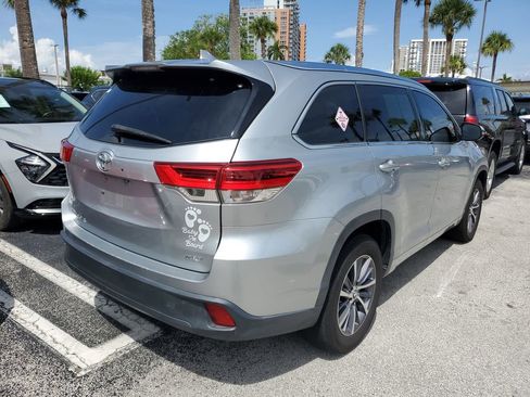 Used 2017 Toyota Highlander SE image 4