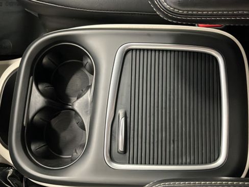 Used 2024 Chrysler Pacifica Touring-L FWD image 19