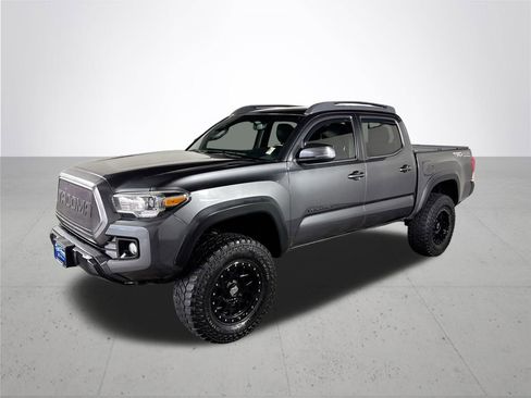 Used 2017 Toyota Tacoma TRD Off-Road w/ Tow Package (A/T) image 2