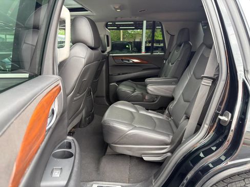 Used 2018 Cadillac Escalade Luxury RWD image 17