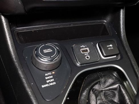 Used 2021 Jeep Cherokee Latitude Plus AWD/4WD image 19