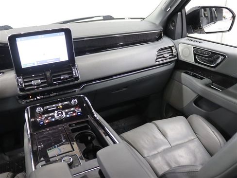 Used 2020 Lincoln Navigator L Reserve w/ Luxury Package image 21