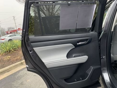 Used 2024 Toyota Highlander XLE image 15