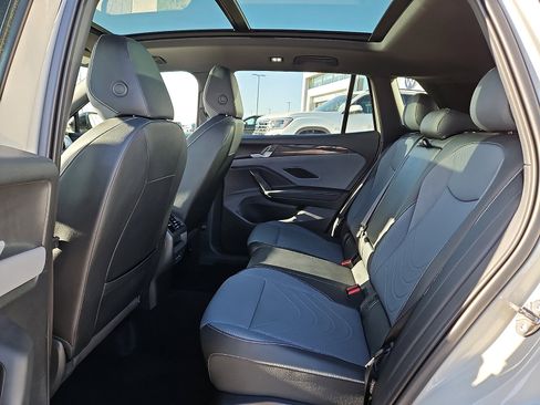 Certified 2025 Volkswagen Tiguan SE R-Line image 9