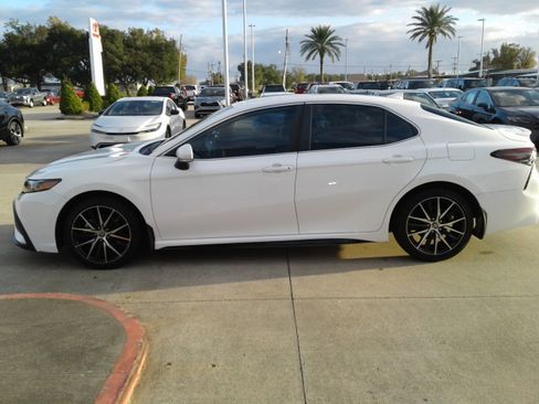 Used 2023 Toyota Camry SE image 4