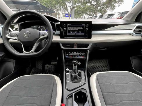 New 2025 Volkswagen Taos SE FWD image 5