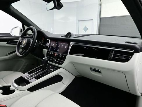 Certified 2025 Porsche Macan AWD/4WD image 18