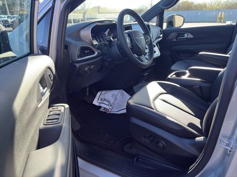 New 2026 Chrysler Pacifica Select image 4