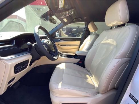 Used 2023 Jeep Grand Cherokee Limited AWD/4WD image 10