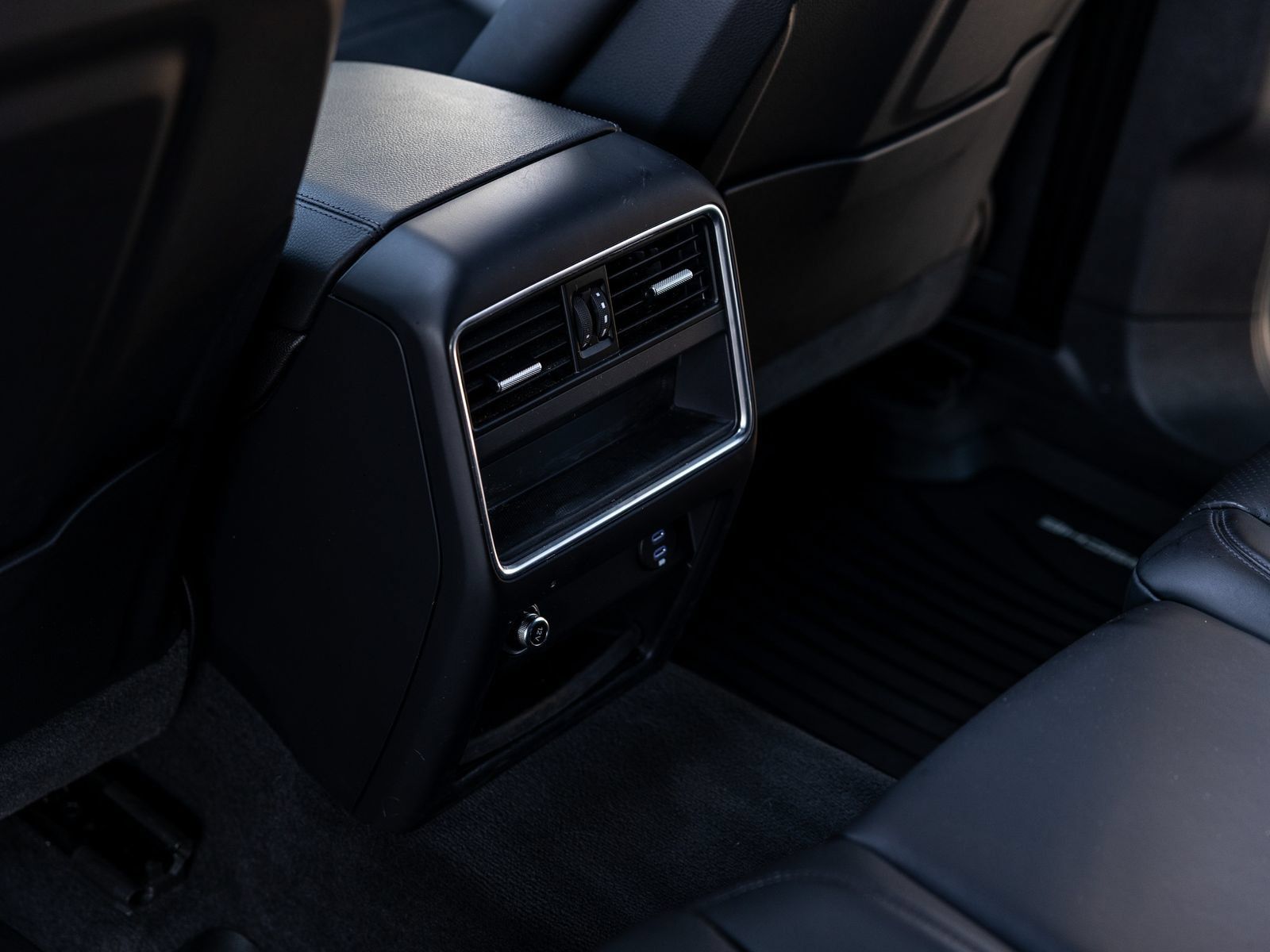 Certified 2023 Porsche Cayenne w/ Premium Package AWD/4WD image 32