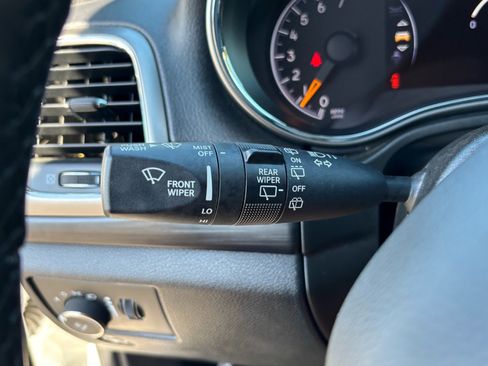 Used 2022 Jeep Grand Cherokee Laredo X image 18