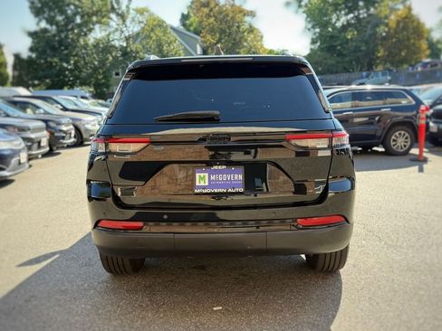 Used 2023 Jeep Grand Cherokee Altitude AWD/4WD image 10