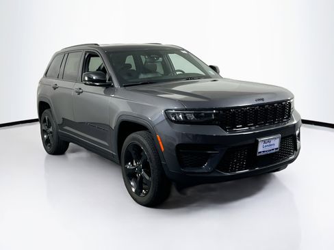 Used 2023 Jeep Grand Cherokee Altitude AWD/4WD image 3
