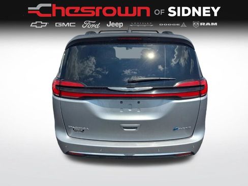 Used 2021 Chrysler Pacifica Touring-L FWD image 6