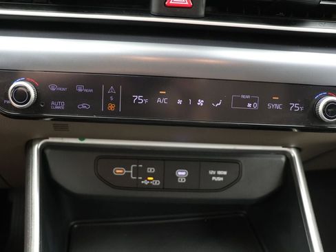 Used 2025 Kia Carnival image 22