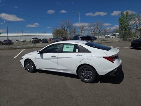 New 2026 Hyundai Elantra Hybrid FWD image 2