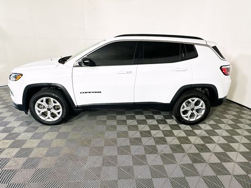 Used 2025 Jeep Compass Latitude AWD/4WD image 6