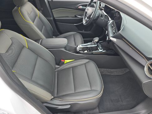 Used 2025 Chevrolet Trax ACTIV FWD image 17