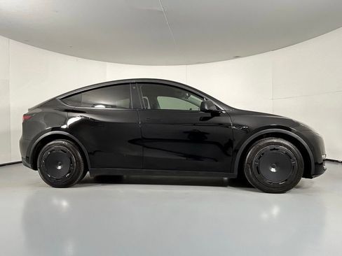Used 2021 Tesla Model Y Long Range image 9