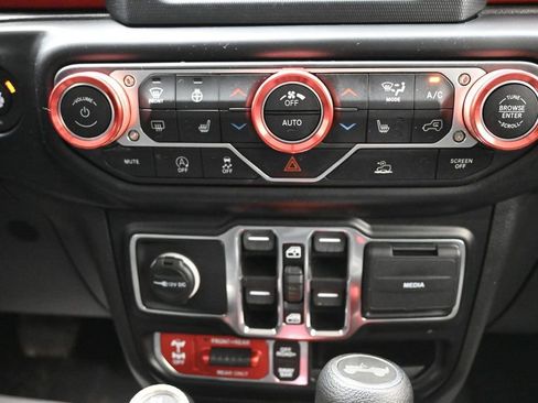 Used 2021 Jeep Wrangler Unlimited Rubicon w/ Cold Weather Group AWD/4WD image 19