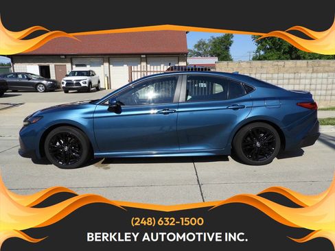 Used 2025 Toyota Camry SE FWD image 1