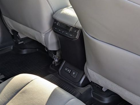 Used 2023 Toyota Highlander Platinum FWD image 32