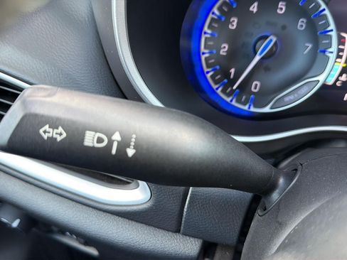 Used 2025 Chrysler Pacifica Select FWD image 18