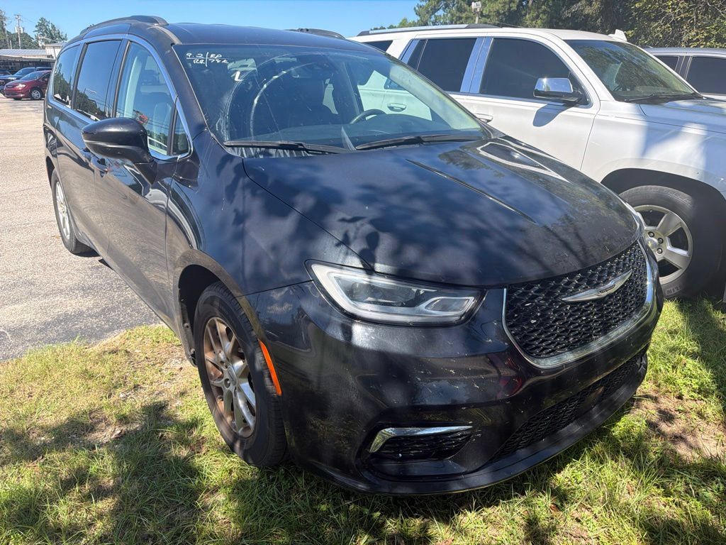 Used 2022 Chrysler Pacifica Touring-L FWD image 2