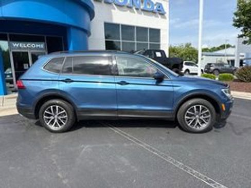 Used 2019 Volkswagen Tiguan SE w/ Panoramic Sunroof Package AWD/4WD image 2