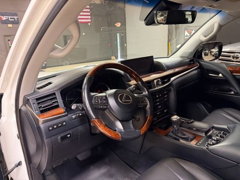 Used 2016 Lexus LX 570 4WD w/ Luxury Package image 17
