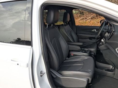 New 2026 Chrysler Pacifica Select FWD image 16