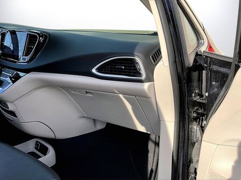 Certified 2024 Chrysler Pacifica Touring-L image 19