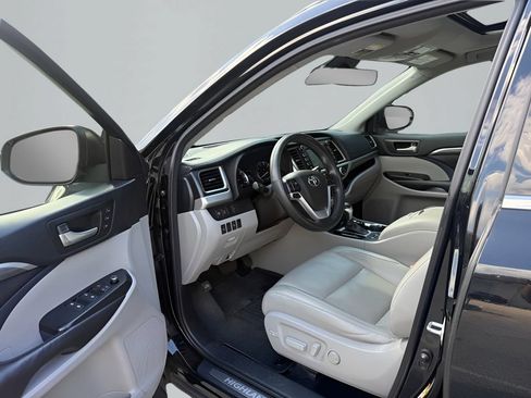 Used 2017 Toyota Highlander Limited FWD image 9