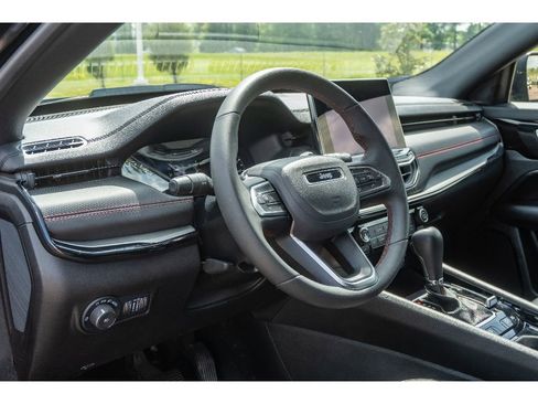 Used 2025 Jeep Compass Trailhawk image 11