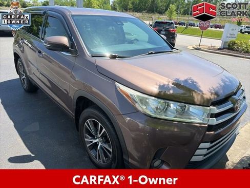 Used 2017 Toyota Highlander Plus FWD image 2