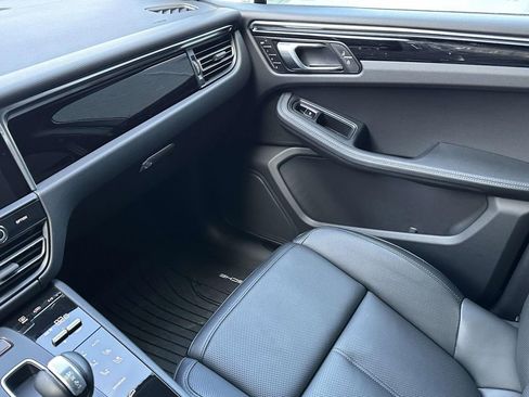 Certified 2025 Porsche Macan image 28