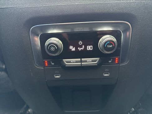 Used 2022 GMC Yukon SLT w/ SLT Premium Package image 16