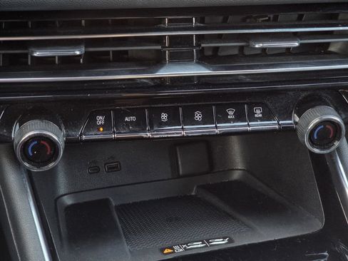 Used 2024 Chevrolet Traverse LT FWD image 19