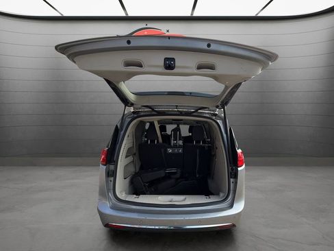 Used 2019 Chrysler Pacifica Touring Plus w/ Tire & Wheel Group FWD image 28