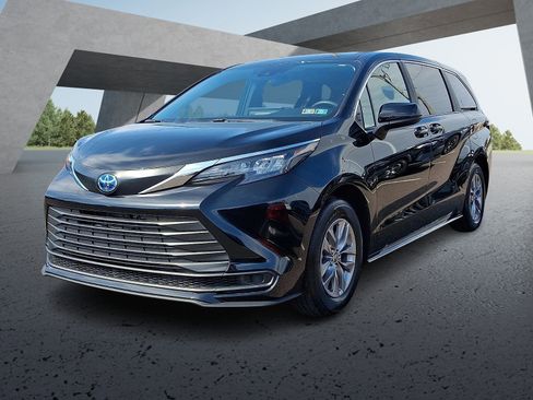 Used 2025 Toyota Sienna LE image 3