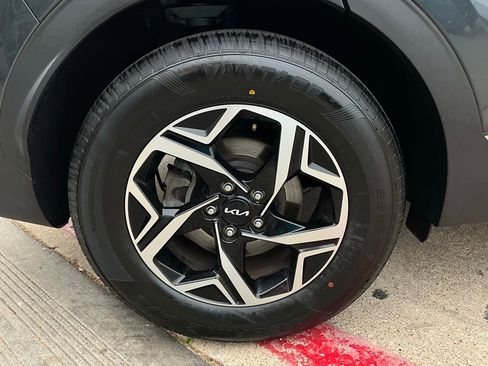 Used 2025 Kia Sportage LX image 9