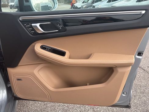 Used 2021 Porsche Macan image 25