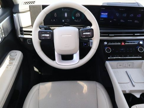 Used 2025 Hyundai Santa Fe SEL FWD image 9