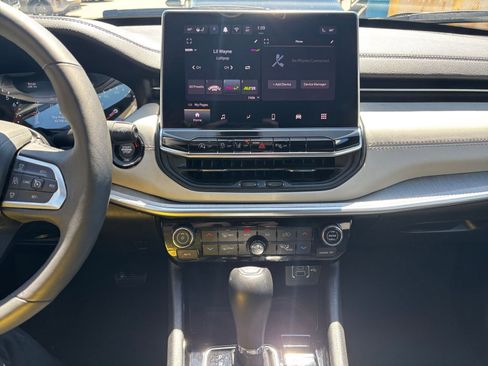 Used 2025 Jeep Compass Limited image 17